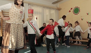 Minap - TÁNCOLVA-DALOLVA ÜNNEPELTÉK MÁRCIUS 15-ÉT AZ OVISOK