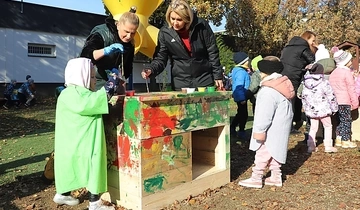 Kutyaházakat festettek az ovisok menhelyi kutyusoknak