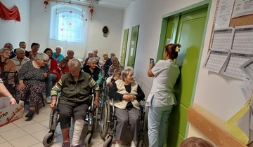 A MIÓVI Szeder Úti Tagóvodája gyermekei és dolgozói kedveskedtek a Szent Hedvig Idősek Otthonának lakóinak