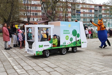 Minap - MINI KUKÁSAUTÓ TANÍT A KÖRNYEZETTUDATOSSÁGRA Minap - MINI KUKÁSAUTÓ TANÍT A KÖRNYEZETTUDATOSSÁGRA