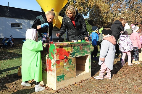 Kutyaházakat festettek az ovisok menhelyi kutyusoknak