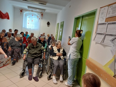 A MIÓVI Szeder Úti Tagóvodája gyermekei és dolgozói kedveskedtek a Szent Hedvig Idősek Otthonának lakóinak